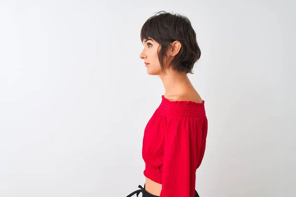 Mujer Hermosa Joven Vistiendo Camiseta Roja Verano Pie Sobre Fondo — Foto de Stock