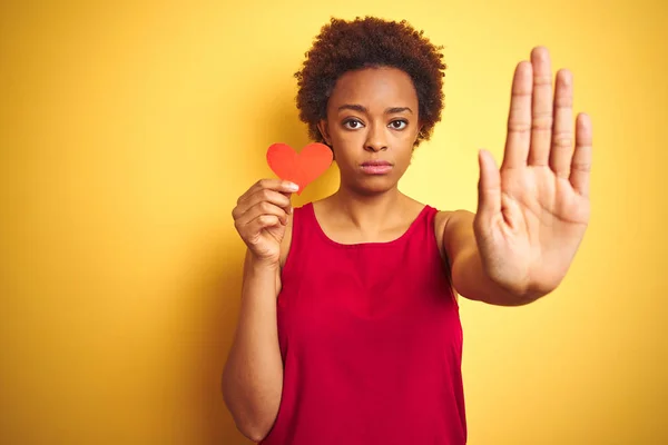 Αφρικανική Αμερικανική Γυναίκα Κρατώντας Ρομαντικό Χαρτί Καρδιές Πάνω Από Κίτρινο — Φωτογραφία Αρχείου