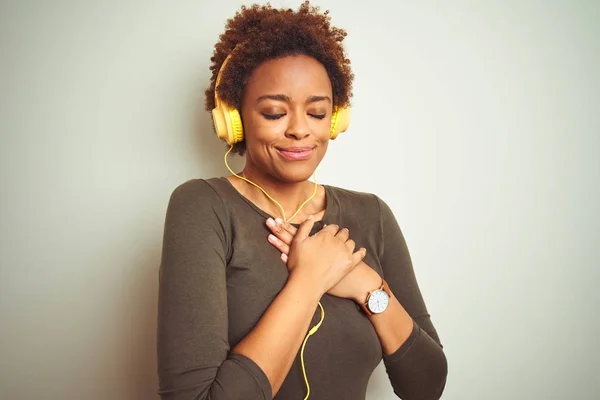 Donna Afroamericana Con Cuffie Che Ascolta Musica Sfondo Isolato Sorridente — Foto Stock