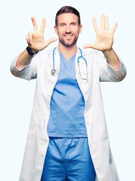 Bello Uomo Medico Indossa Uniforme Medica Sfondo Isolato Mostrando Indicando — Foto Stock