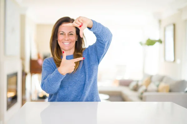 Bella Donna Mezza Età Casa Sorridente Facendo Cornice Con Mani — Foto Stock