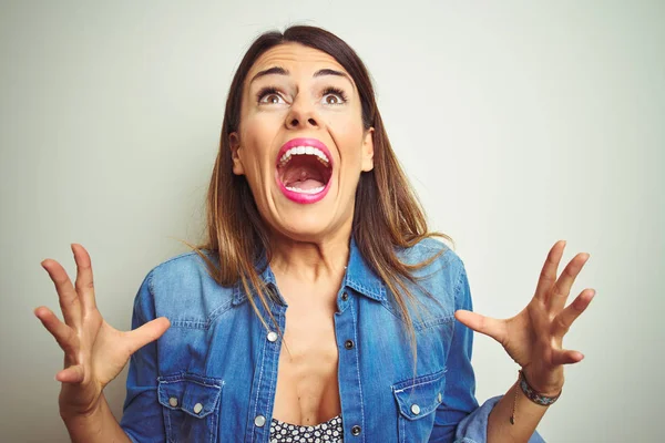 Jovem Bela Mulher Sobre Fundo Isolado Louco Louco Gritando Gritando — Fotografia de Stock