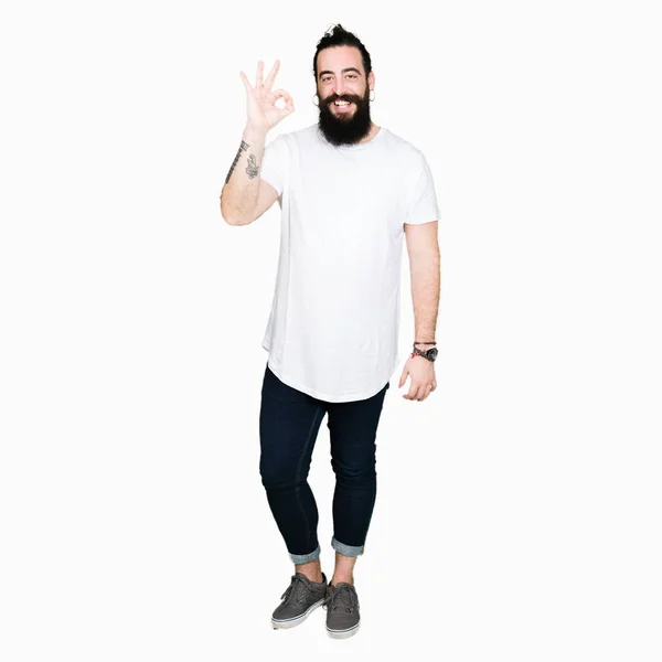 Jeune Homme Hipster Aux Cheveux Longs Barbe Portant Shirt Blanc — Photo