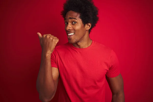 Fiatal Amerikai Férfi Afro Hajjal Visel Póló Álló Elszigetelt Piros — Stock Fotó