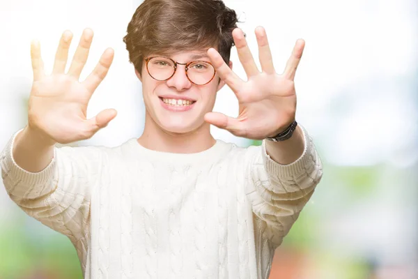 Joven Hombre Guapo Con Gafas Sobre Fondo Aislado Mostrando Apuntando —  Fotos de Stock