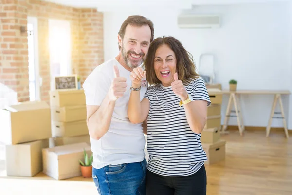 Middelbare leeftijd Senior romantisch paar houden en tonen huissleutels — Stockfoto