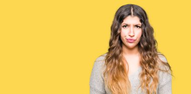 Kış elbise şüpheci ve sinir, papatyanın üzgün sorunu nedeniyle giyen genç güzel kadın. Negatif kişi.