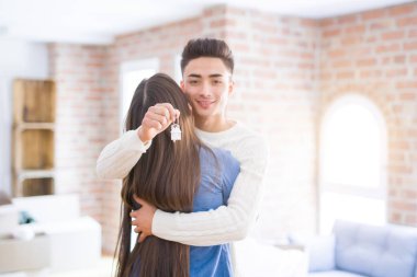Genç Asya çift tutan Keys bu yeni ev, gülümseyen mutlu ve heyecanlı Moving için bir yeni daire