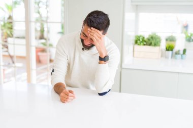 Yakışıklı adam, büyük bir gülümseme ile yüz gösteren neşeli gülümseyen