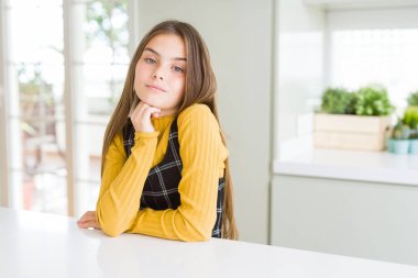 Kendinden emin ve ca için heyecanlıyım gülümseyen güzel genç kız çocuk