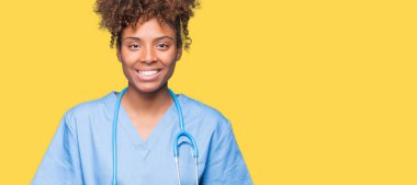 Genç Afro-Amerikan doktor kadın izole alma veya jest vererek birlikte el avuç içi ile gülen arka plan. Ayrı tutma ve koruma