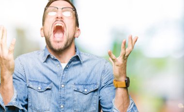 Yakışıklı adam giyen gözlük deli ve deli ile başarı için silah kaldırdı ve kapalı gözleri heyecanlı çığlık. Kazanan kavramı