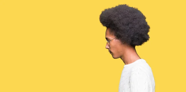 Giovane Uomo Afro Americano Con Capelli Afro Indossando Occhiali Cercando — Foto Stock