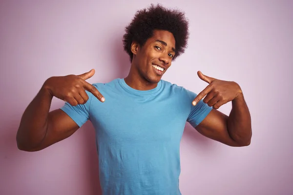 Hombre Afroamericano Con Pelo Afro Vistiendo Camiseta Azul Pie Sobre — Foto de Stock