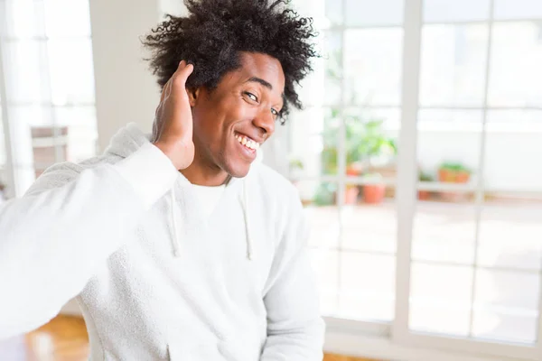 Hombre Afroamericano Con Sudadera Sonriendo Con Mano Sobre Oreja Escuchando — Foto de Stock