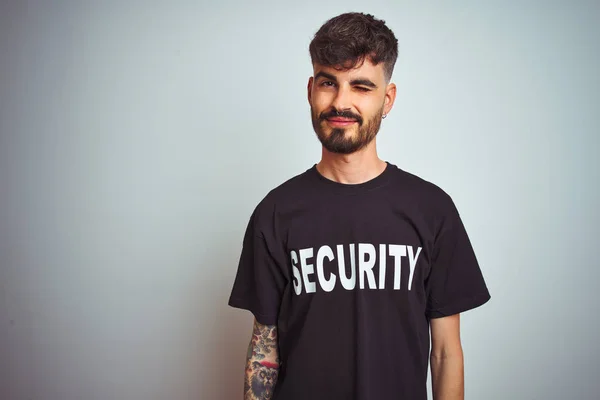 Jovem Homem Salvaguarda Com Tatuagem Respondendo Uniforme Segurança Sobre Fundo — Fotografia de Stock