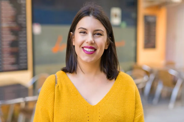 Hermosa joven sonriendo alegre caminar en la calle en — Foto de Stock