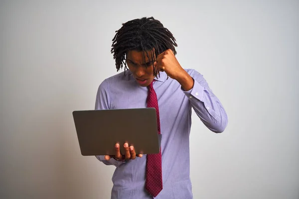 Afro Amerikaanse Zakenman Met Dreadlocks Met Behulp Van Laptop Geïsoleerde — Stockfoto