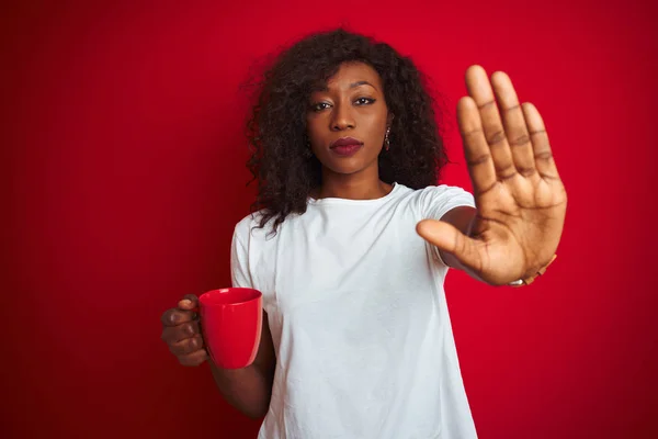 Jonge Afro Amerikaanse Vrouw Drinken Kopje Koffie Geïsoleerde Rode Achtergrond — Stockfoto