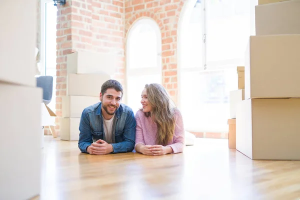 Junges schönes verliebtes Paar entspannt auf dem Boden liegend — Stockfoto