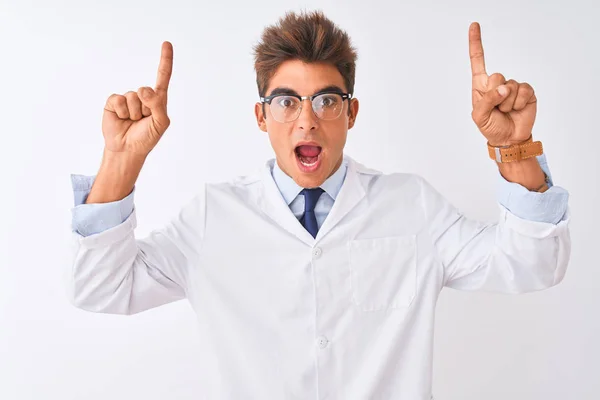 Junger Gut Aussehender Wissenschaftler Mit Brille Und Mantel Über Isoliertem — Stockfoto