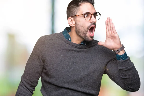 Joven Hombre Guapo Con Gafas Sobre Fondo Aislado Gritando Gritando —  Fotos de Stock