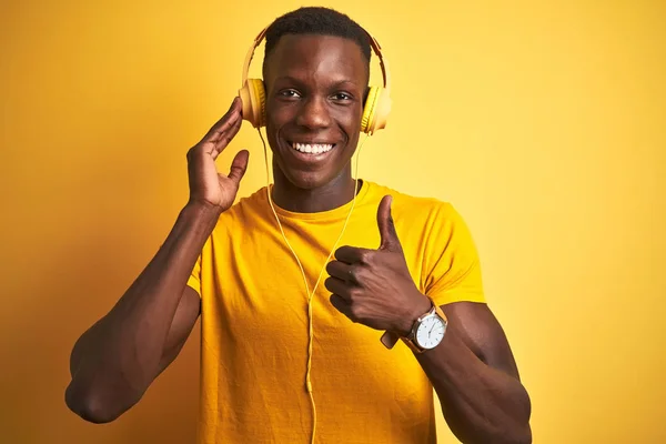 Hombre Afroamericano Escuchando Música Usando Auriculares Sobre Fondo Amarillo Aislado — Foto de Stock