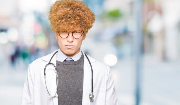 Νέος Ωραίος Γιατρός Άνθρωπος Φορώντας Ιατρική Παλτό Σκεπτικιστής Και Νευρικό — Φωτογραφία Αρχείου