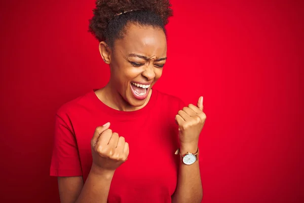 Joven Mujer Afroamericana Hermosa Con Pelo Afro Sobre Fondo Rojo —  Fotos de Stock