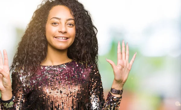 Joven Hermosa Chica Con Pelo Rizado Con Vestido Fiesta Noche —  Fotos de Stock