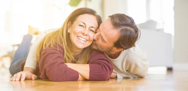 Hermosa pareja romántica sentados juntos en el suelo besándose — Foto de Stock