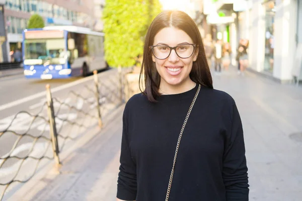 Krásná mladá brunetka s vzrušené chůze po — Stock fotografie