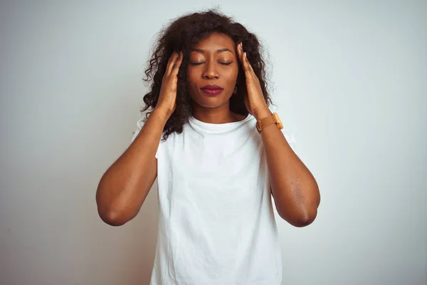 Jonge Afro Amerikaanse Vrouw Dragen Shirt Staande Geïsoleerde Witte Achtergrond — Stockfoto