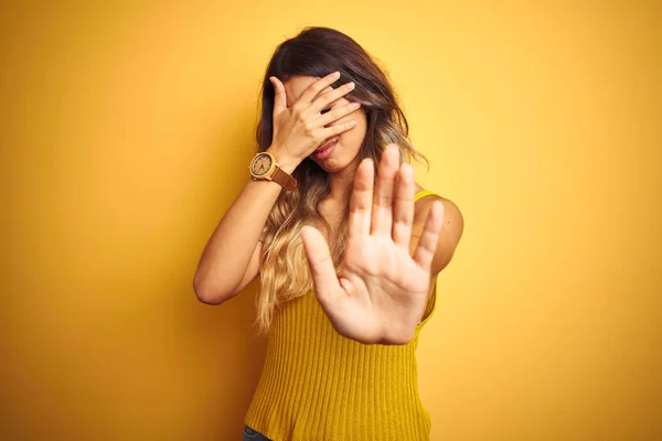 Ung Vacker Kvinna Klädd Shirt Över Gul Isolerad Bakgrund Som — Stockfoto