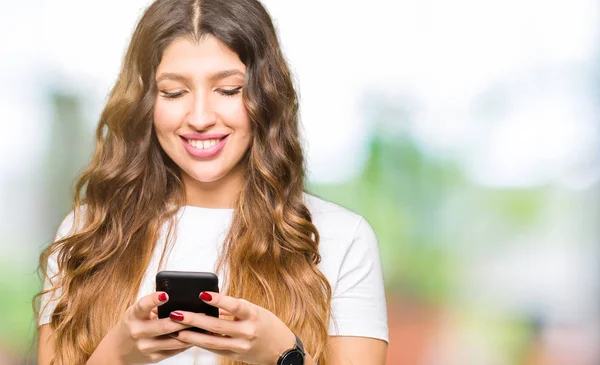 Jonge Volwassen Vrouw Smartphone Met Een Blij Gezicht Permanent Lachend — Stockfoto