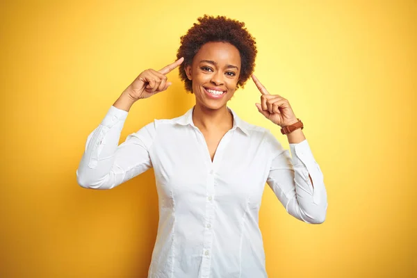 Africano Americano Mulher Negócios Sobre Isolado Fundo Amarelo Sorrindo Apontando — Fotografia de Stock