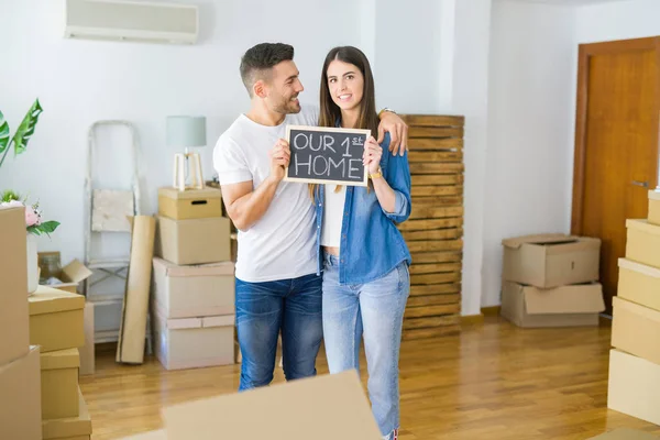 Schönes Junges Paar Das Ein Neues Haus Zieht Lächelnd Sehr — Stockfoto