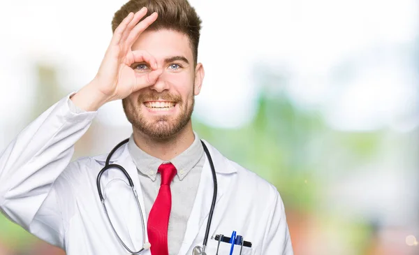 Junger Gutaussehender Arzt Medizinischem Mantel Macht Geste Mit Lächelnder Hand — Stockfoto