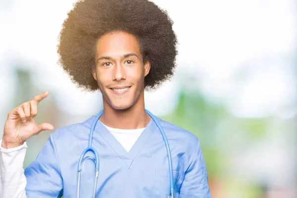 Jovem Médico Afro Americano Homem Com Cabelo Afro Sorrindo Gestos — Fotografia de Stock
