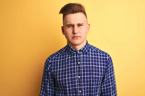 Homem Bonito Jovem Vestindo Camisa Casual Sobre Fundo Amarelo Isolado — Fotografia de Stock