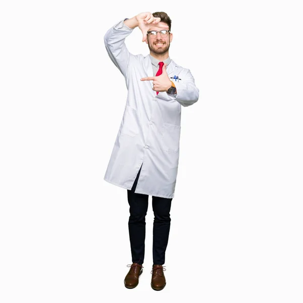 Mladý Pohledný Vědec Muž Nosí Brýle Úsměvem Provedení Rámu Rukama — Stock fotografie