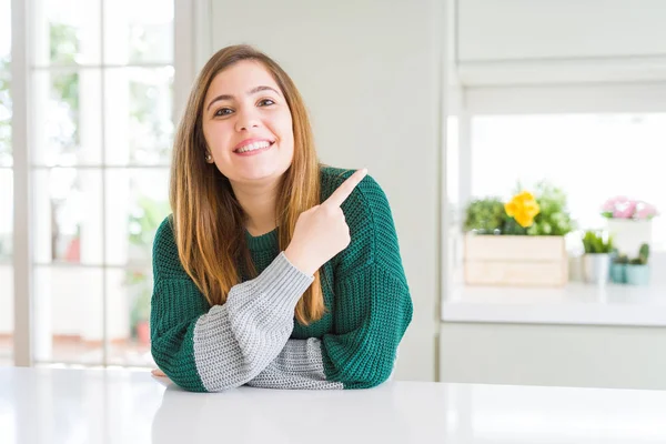 Jovem Mulher Bonita Size Vestindo Camisola Listrada Casual Alegre Com — Fotografia de Stock