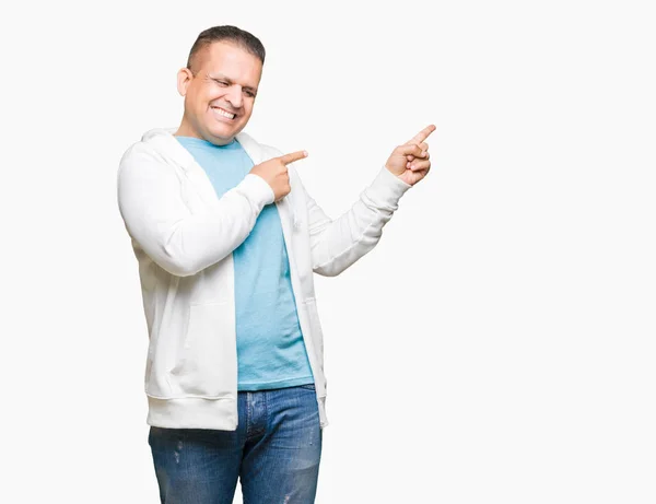 Arabische Man Van Middelbare Leeftijd Dragen Sweatshirt Geïsoleerde Achtergrond Glimlachen — Stockfoto