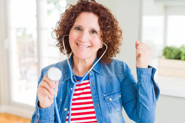 Seniorin Überprüft Gesundheit Mit Stethoskop Schreit Stolz Und Feiert Sieg — Stockfoto