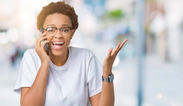 Joven Mujer Afroamericana Hablando Por Teléfono Sobre Fondo Aislado Muy —  Fotos de Stock