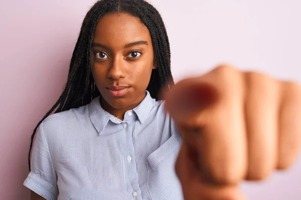 Jovem Afro Americana Vestindo Camisa Listrada Sobre Fundo Rosa Isolado — Fotografia de Stock