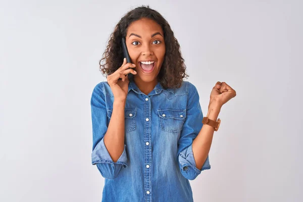 Mujer Brasileña Joven Hablando Teléfono Inteligente Pie Sobre Fondo Blanco —  Fotos de Stock