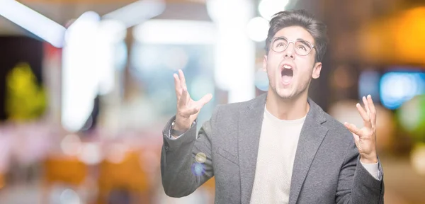 Joven Hombre Negocios Con Gafas Sobre Fondo Aislado Loco Loco —  Fotos de Stock