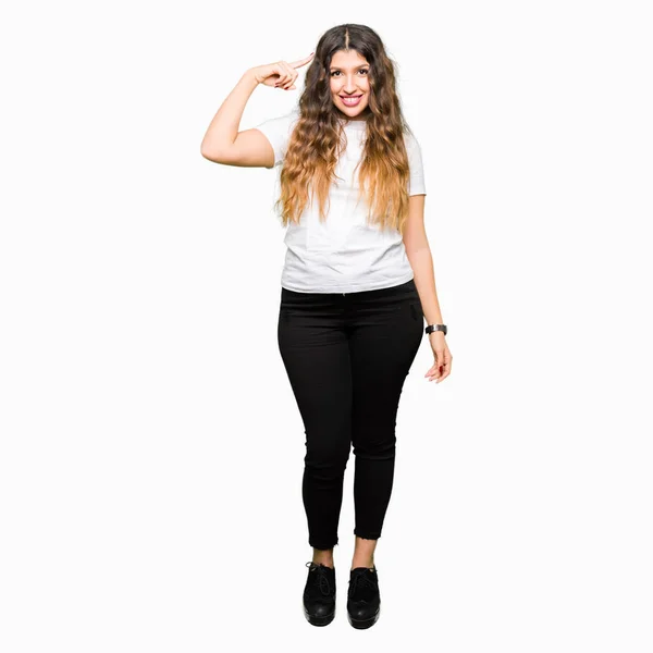 Mujer Hermosa Joven Con Camiseta Blanca Casual Sonriendo Señalando Cabeza — Foto de Stock