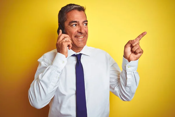 Középkorú Üzletember Beszél Smartphone Több Mint Elszigetelt Sárga Háttér Nagyon — Stock Fotó